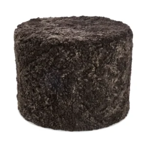 De Poef Schapenvacht Krullend Korte Wol M19 is een ronde voetenbank bekleed met donkerbruin, gekruld imitatiebont tegen een witte achtergrond.