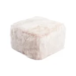De Poef Schapenvacht Lange Wol L07 is een vierkante, witte voetenbank met een zachte textuur van imitatiebont op een effen witte ondergrond.