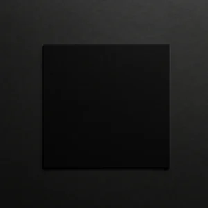 Een vierkant stuk zwart papier gecentreerd op een subtiel gestructureerde, donkere achtergrond creëert een minimalistische en monochrome compositie met subtiele schaduwen, die je uitnodigt na te denken: waar staat de kleur zwart voor?.