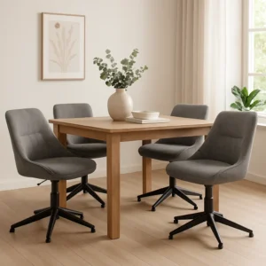 Een moderne eetkamer heeft een vierkante houten tafel met vier grijze draaistoelen met kussens. Waarom zijn grijze eetkamerstoelen zo populair? Een vaas met groen, wit servies, een botanische print en een zonnige kamerplant creëren een uitnodigende sfeer.