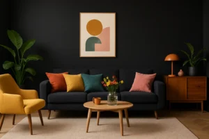 Een moderne woonkamer met een donkere muur laat zien welke kleur past bij een zwart interieur-navy sofa met kleurrijke kussens, een gele fauteuil, houten salontafel met bloemen, dressoir met lamp, groene planten en abstracte kunst boven de sofa.