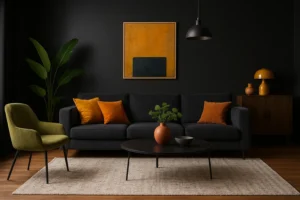 Een moderne woonkamer met een zwarte bank, oranje en bruine kussens, een groene fauteuil en een beige vloerkleed laat zien welke kleur past goed bij een zwart interieur. Een potplant, abstracte muurkunst en warme verlichting complementeren de donkere muren.