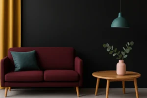Een moderne woonkamer met een donkerrode bank, groenblauwe kussens, mosterdgele gordijnen en een matzwarte muur laat zien welke kleuren mooi zijn met zwart-accenten zoals de roze vaas en het groene gebladerte onder een donkergroene hanglamp.
