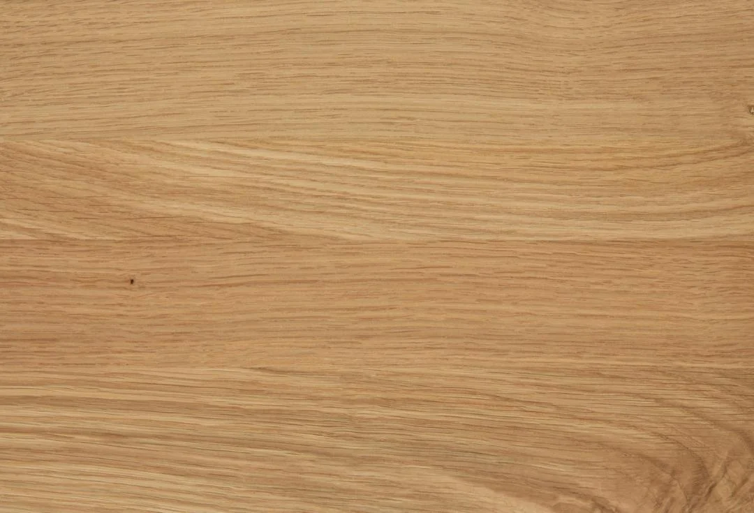 De Eettafel Nieuwe Sfeer 90 x 100 CM heeft een lichtbruin, rechthoekig eiken oppervlak met natuurlijke houtnerfpatronen en subtiele kleurvariaties voor een organische uitstraling.