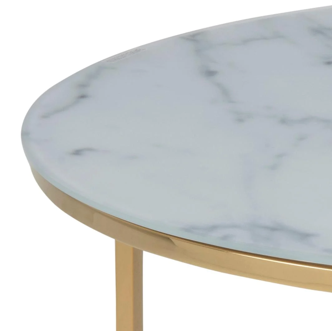 Een close-up van de Salontafel 80 CM Rond Kunststof, een Scandinavische ronde tafel met een wit marmeren blad en goudkleurig metalen frame en poten.