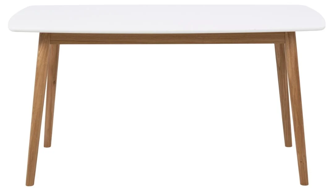 De Eettafel Nieuwe Sfeer is een rechthoekige eettafel van 150 x 80 cm met een glad wit blad en vier schuine eikenhouten (eikenhout) poten, tegen een effen witte achtergrond.