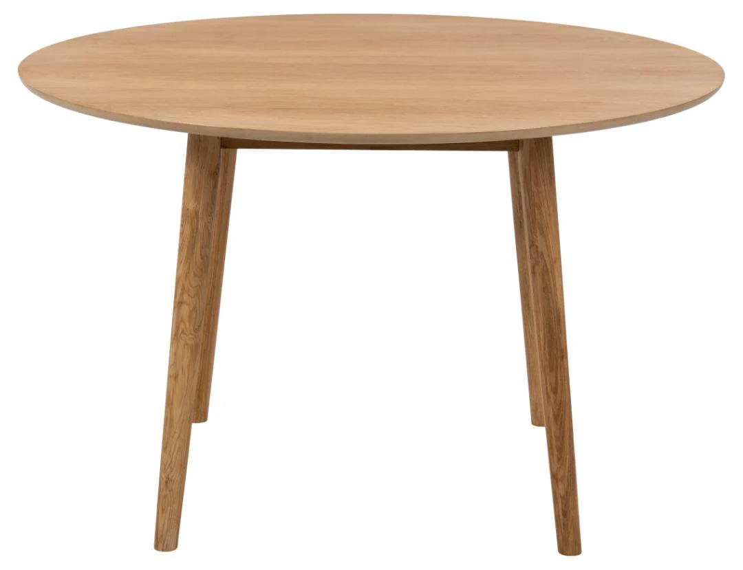 De Eettafel Nagano 120 CM Rond Eikenhout is een ronde eiken tafel met een glad oppervlak en vier licht gebogen poten, afgebeeld tegen een witte achtergrond.