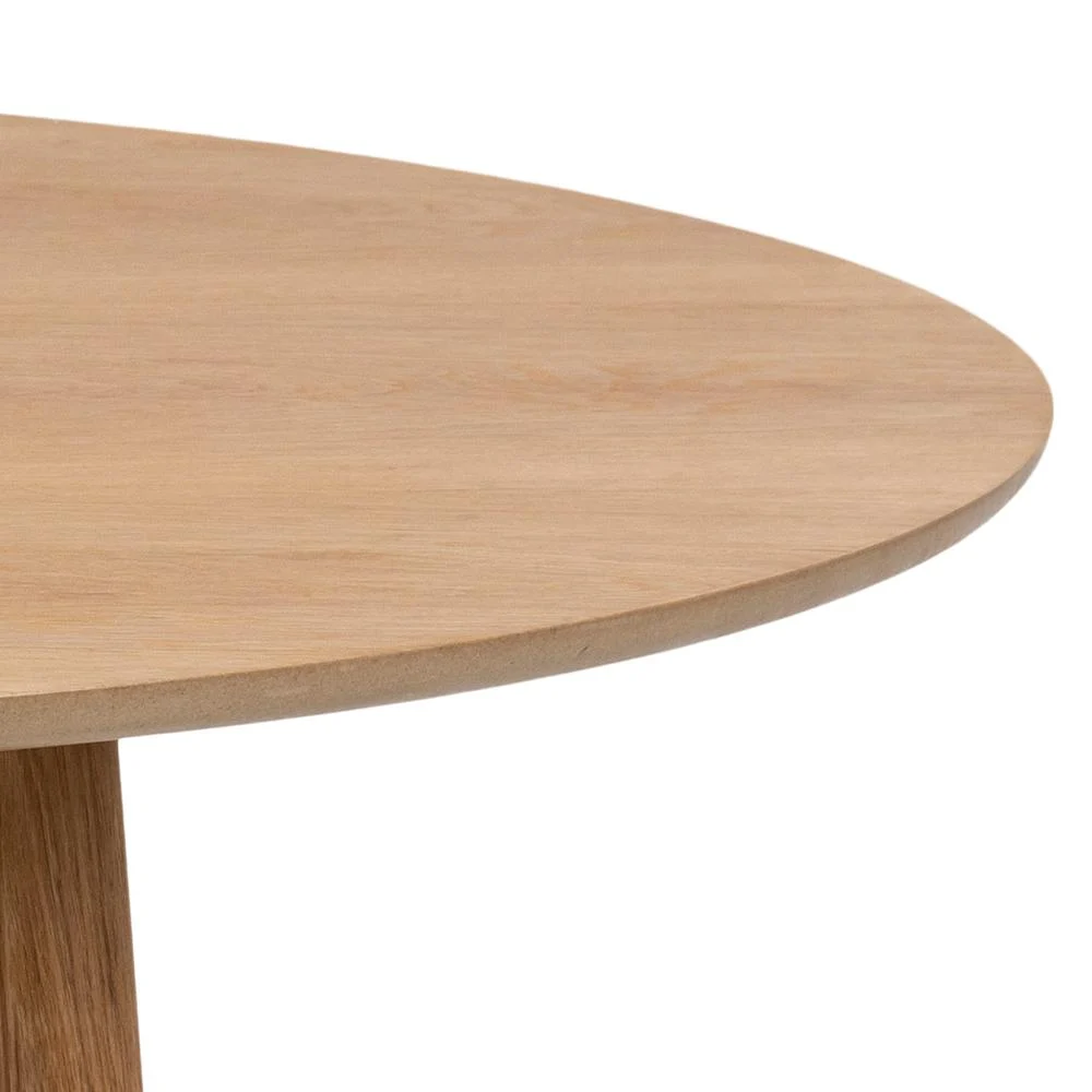 Een close-up van de rand van de Eettafel Nagano 120 CM Rond Eikenhout benadrukt het gladde, ronde oppervlak en de natuurlijke nerf van het lichte eikenhout.