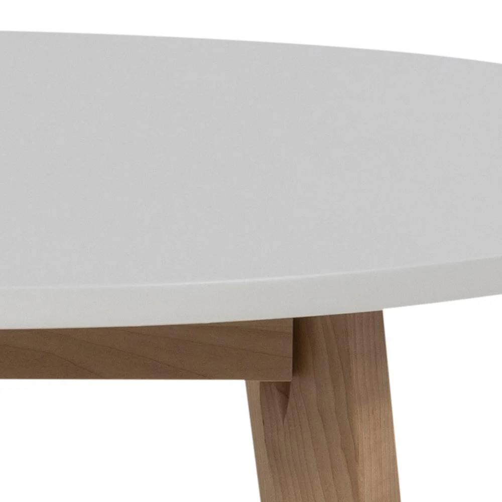 Een close-up van de Eettafel Nieuwe Sfeer 90 CM Rond MDF Massief, met een glad wit tafelblad en licht houten poten, tegen een effen witte achtergrond.