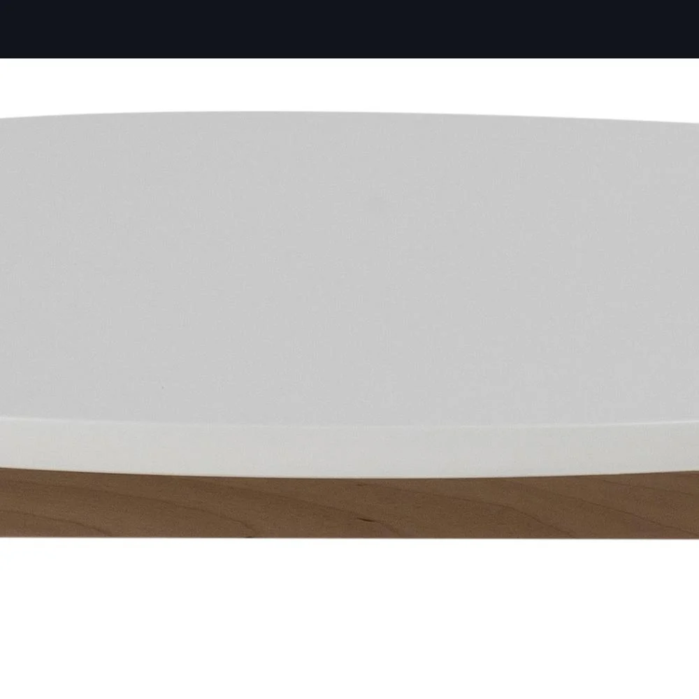 Een close-up van de Eettafel Nieuwe Sfeer 90 CM Rond MDF, die het gladde witte, afgeronde tafelblad laat zien met een massief houten rand, tegen een effen, lichte achtergrond.