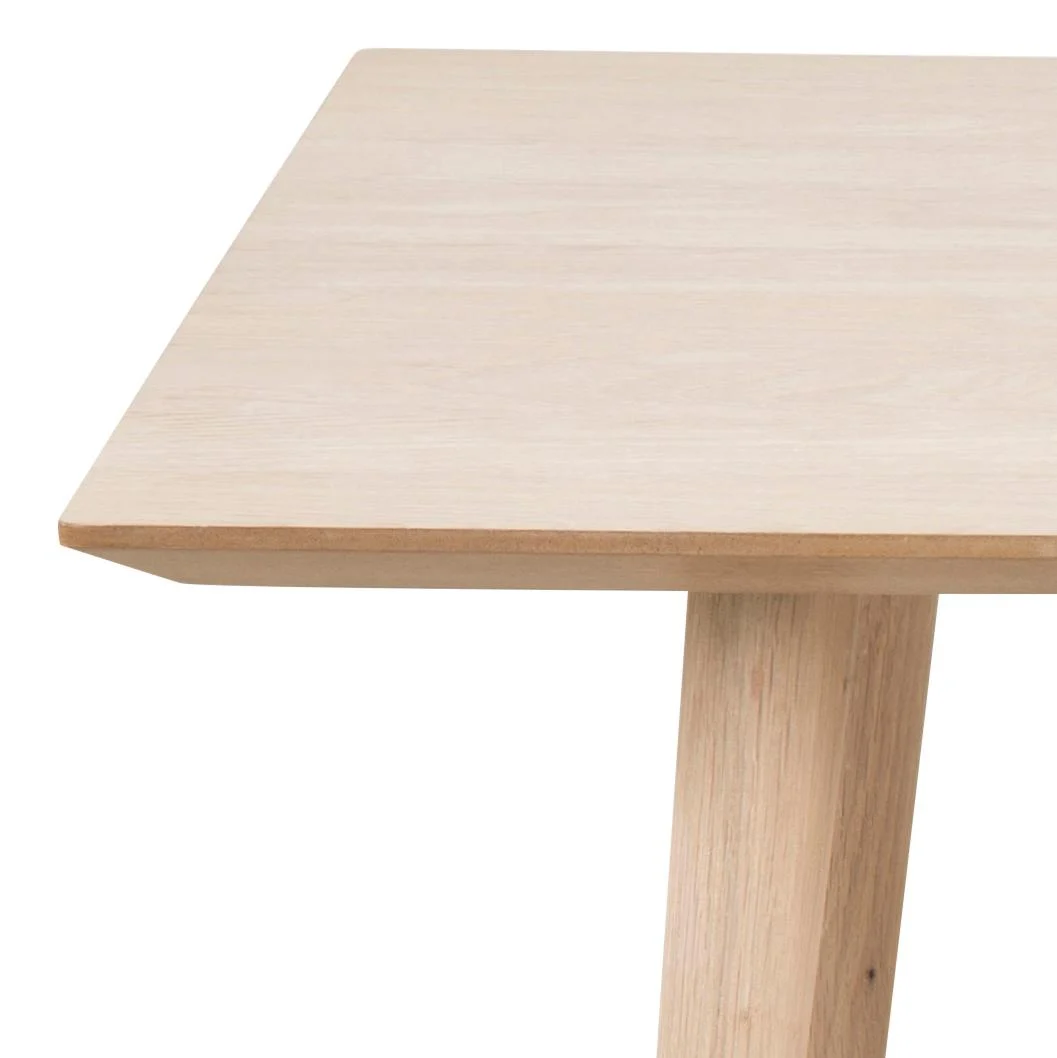 Close-up van de Salontafel Wit 60 x 42 CM Rond, met een glad, licht eikenfineer oppervlak en een stevige, schuine poot.