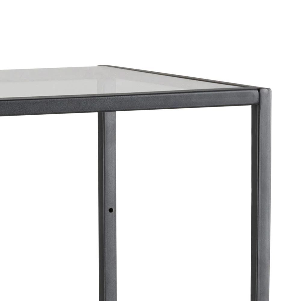 Detailopname van een mat zwarte metalen boekenkast met een bovenblad van helder gehard glas, tegen een witte achtergrond.