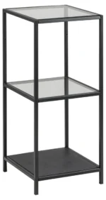 De Seaford boekenkast is een zwart metalen kast met een rechthoekig, open minimalistisch ontwerp. Het heeft drie planken: de bovenste twee zijn van helder glas en de onderste plank is gemaakt van stevig zwart materiaal.