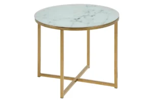 De Bijzettafel Wit 50 CM Rond Kunststof is een ronde bijzettafel met een wit blad en slanke goudkleurige metalen poten, voorzien van een stijlvol kriskras steunontwerp aan de basis.