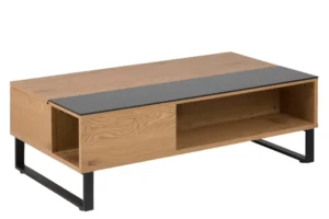 De Salontafel Zwart 55 CM Rechthoek is een rechthoekige salontafel van kunststof, met zwarte metalen poten, een open opbergvak en een zwarte accentstrip op het tafelblad.