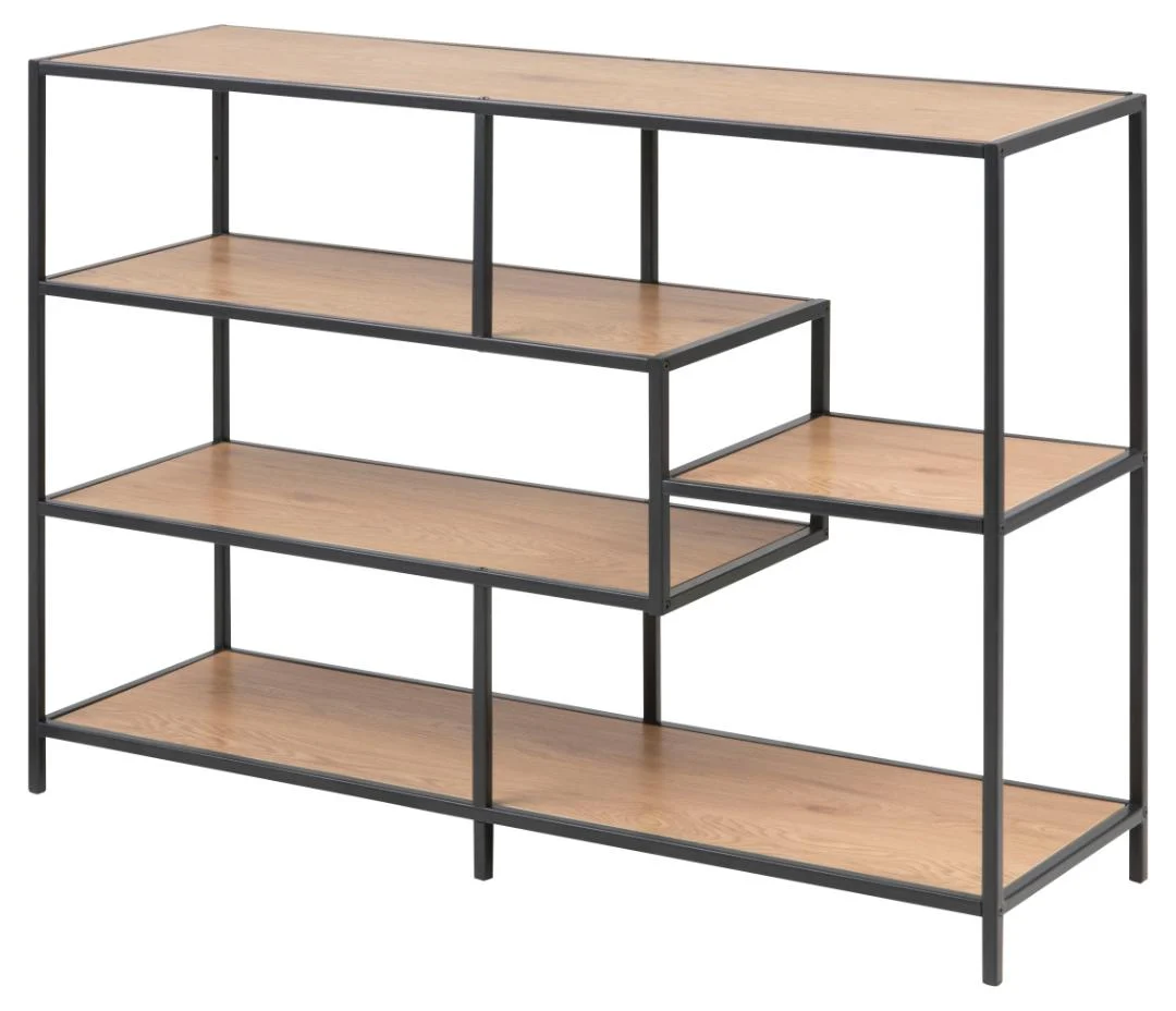 De Seaford boekenkast heeft een zwart metalen frame en vier lichthouten planken in een asymmetrisch, verspringend ontwerp.