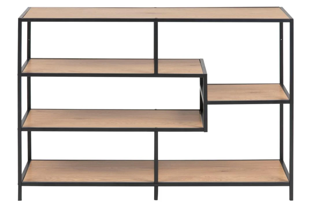 De Seaford boekenkast heeft een zwart metalen frame en vier houten planken van verschillende lengtes, gerangschikt in een verspringende, asymmetrische opstelling voor een moderne geometrische look.