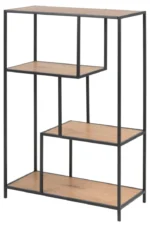 De Seaford boekenkast heeft een zwart metalen frame en drie houten planken op verschillende hoogtes en posities, die een modern, geometrisch verspringend ontwerp vormen.