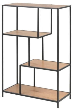 De Seaford boekenkast heeft een zwart metalen frame en drie houten planken op verschillende hoogtes en posities, die een modern, geometrisch verspringend ontwerp vormen.