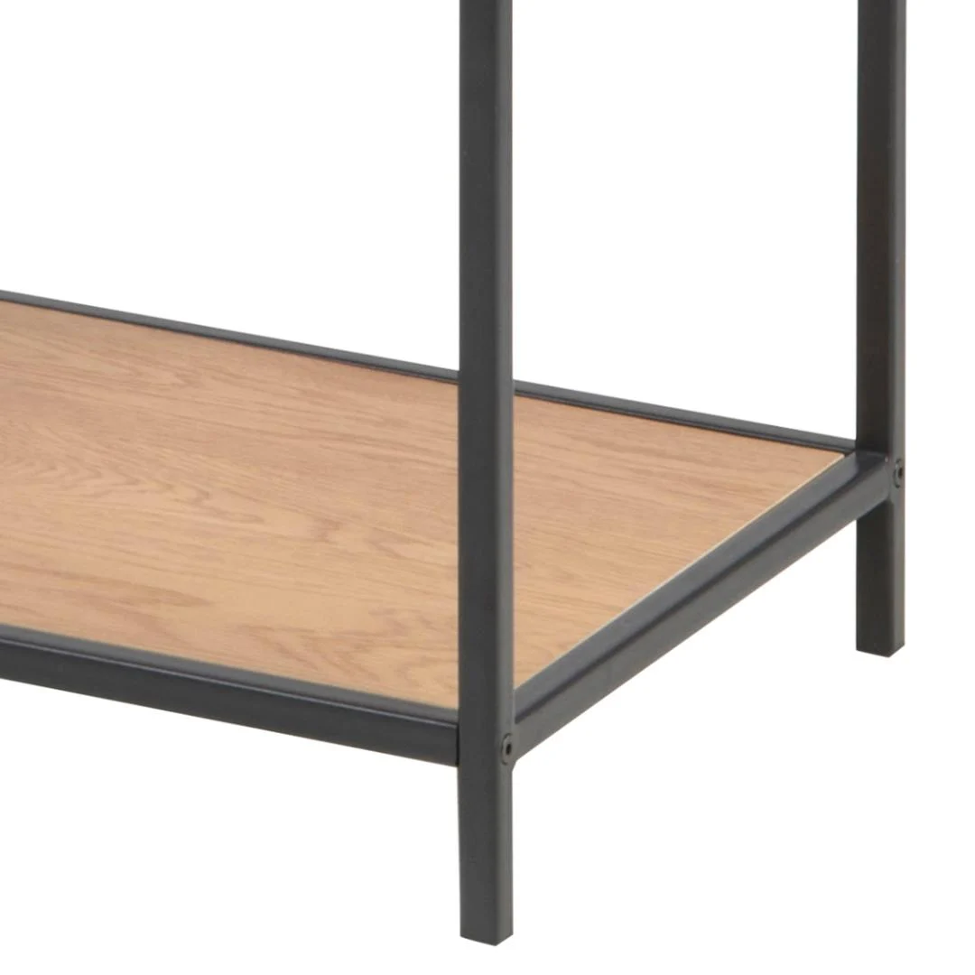 Close-up van de onderste hoek van de Seaford boekenkast, met een zwart metalen frame en houten plank.