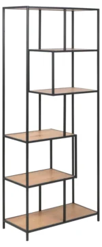 De Seaford boekenkast is een hoge, rechthoekige kast met een zwart metalen frame en vijf houten planken in een verspringend geometrisch patroon.