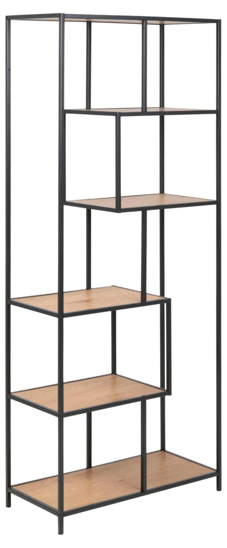 De Seaford boekenkast is een hoge, rechthoekige kast met een zwart metalen frame en vijf houten planken in een verspringend geometrisch patroon.
