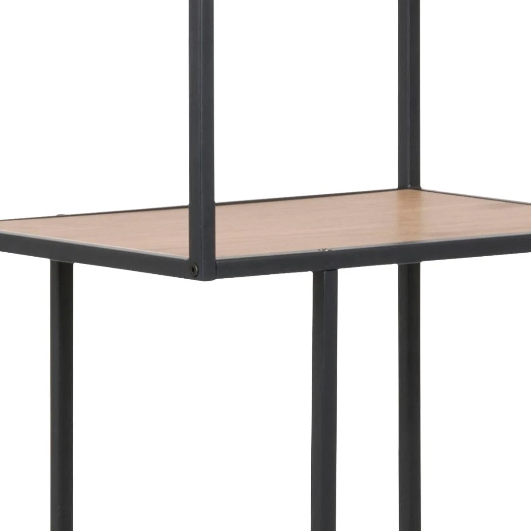 Close-up van de Seaford boekenkast, een moderne kast met een zwart metalen frame en licht houten planken, tegen een witte achtergrond.