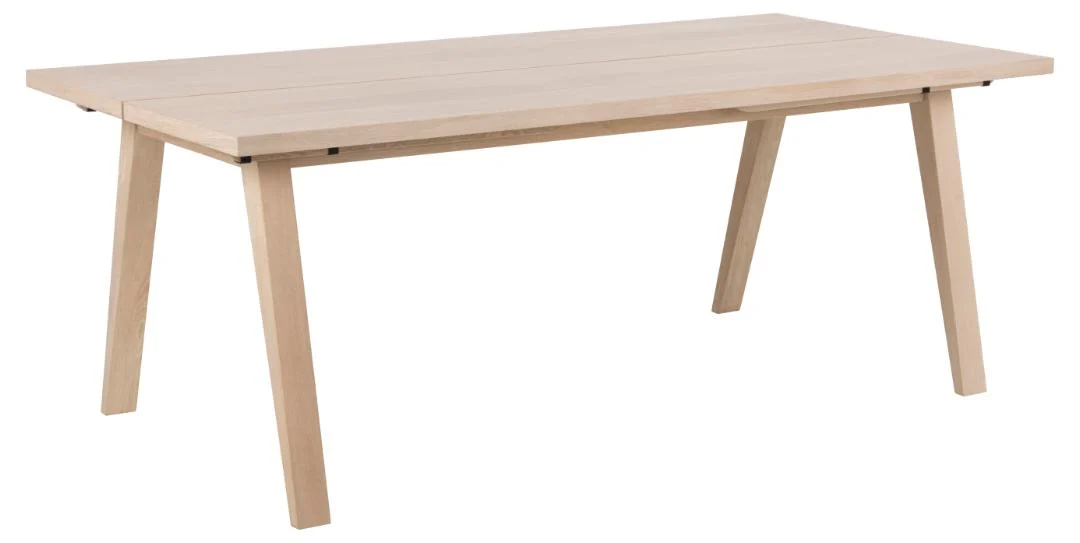 De Eettafel Nieuwe Sfeer 200 x 95 CM is een rechthoekige tafel gemaakt van licht spaanplaat met vier schuine poten en een glad, plat oppervlak, met een eenvoudig en modern ontwerp.