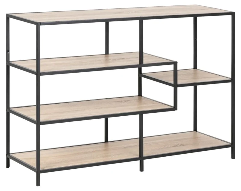 Zijaanzicht van een asymmetrische boekenkast. Zwart stalen frame met Sonoma eikenhouten planken. Neutraal licht, strakke lijnen.