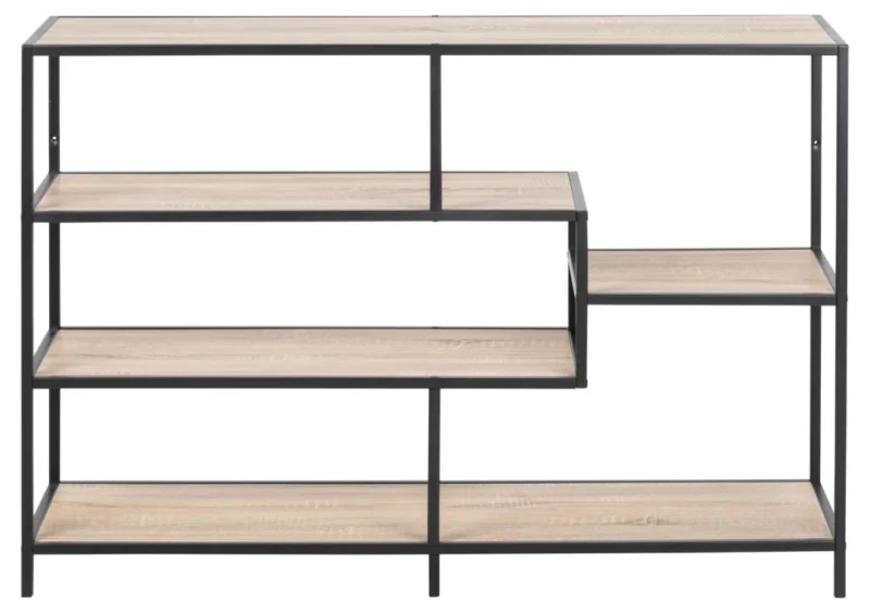 Zijaanzicht van een asymmetrische boekenkast: zwart stalen frame, sonoma eiken planken. Neutrale achtergrond, heldere belichting.