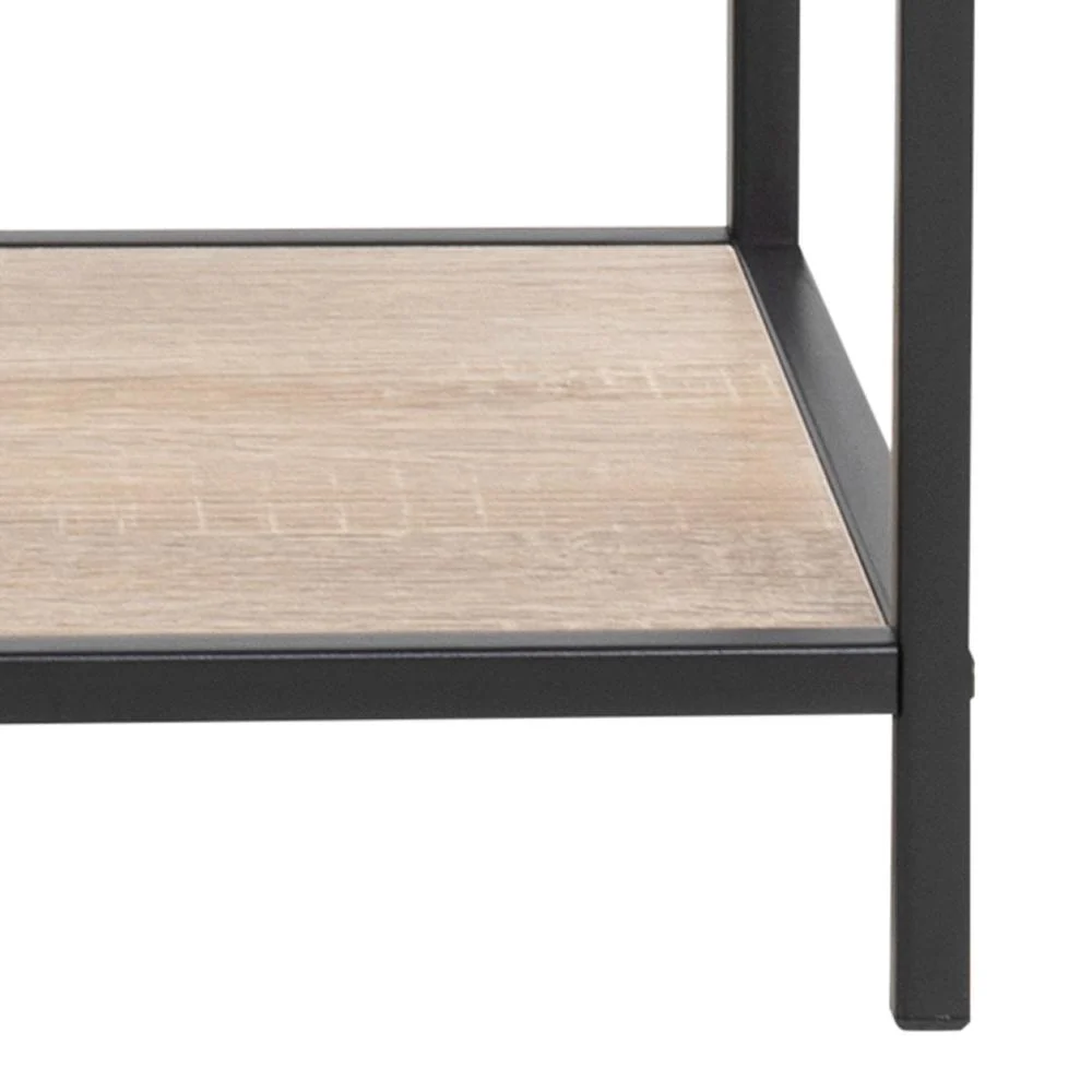 Detailopname van een sonoma eiken plank met een zwart stalen frame. De plank heeft een lichte houtnerf en is omlijst door het donkere metaal.