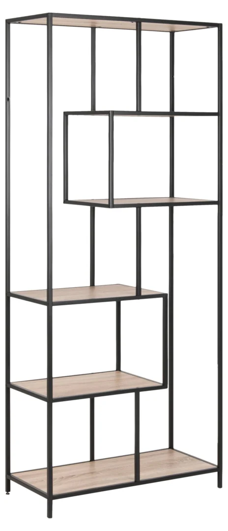 De Seaford boekenkast is een hoge, open boekenplank met een zwart metalen frame en vijf lichthouten planken in een asymmetrische, verspringende opstelling. De planken variëren in grootte en uitlijning voor een moderne geometrische look.