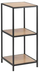 De Seaford boekenkast is een drievaks kast met een zwart metalen frame en lichthouten planken, met vier poten en een eenvoudig, modern ontwerp.