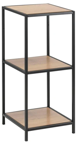 De Seaford boekenkast is een drievaks kast met een zwart metalen frame en lichthouten planken, met vier poten en een eenvoudig, modern ontwerp.