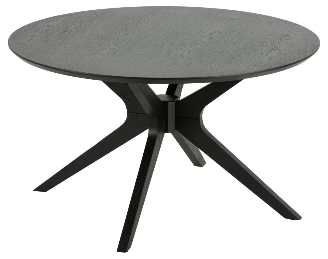 De Salontafel Zwart 80 CM Rond Eikenfineer is een ronde zwarte salontafel met een glad eikenfineer oppervlak en vier schuine poten die in het midden aansluiten voor stevige ondersteuning.