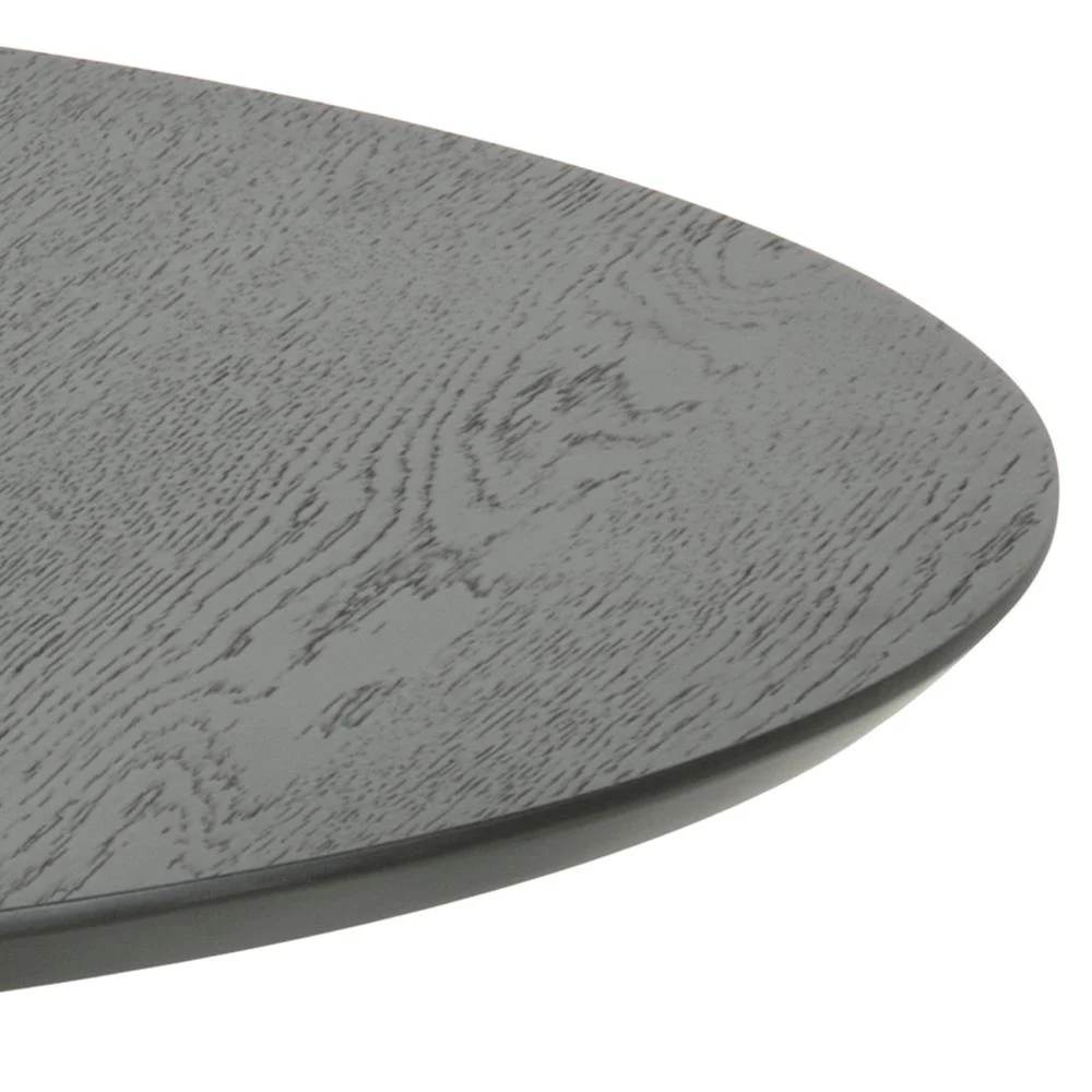 Close-up van de rand van de Salontafel Zwart 80 CM Rond Eikenfineer, met een glad, rond zwart tafelblad met zichtbare houtnerfstructuur.