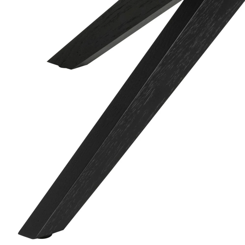 Close-up van de slanke, zwarte, houten, schuine poten van de Salontafel Zwart 80 CM Rond Eikenfineer, met een licht gestructureerd oppervlak tegen een witte achtergrond.