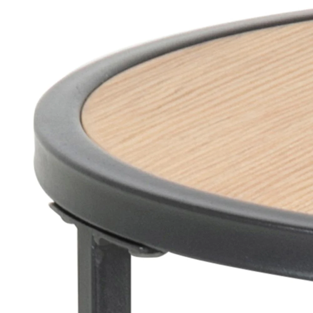 Close-up van de compacte Bijzettafel Zwart 40 CM Rond Kunststof, met de nadruk op het lichte houtlook oppervlak en het donkere metalen frame, met een blik op een deel van het tafelblad en een poot.