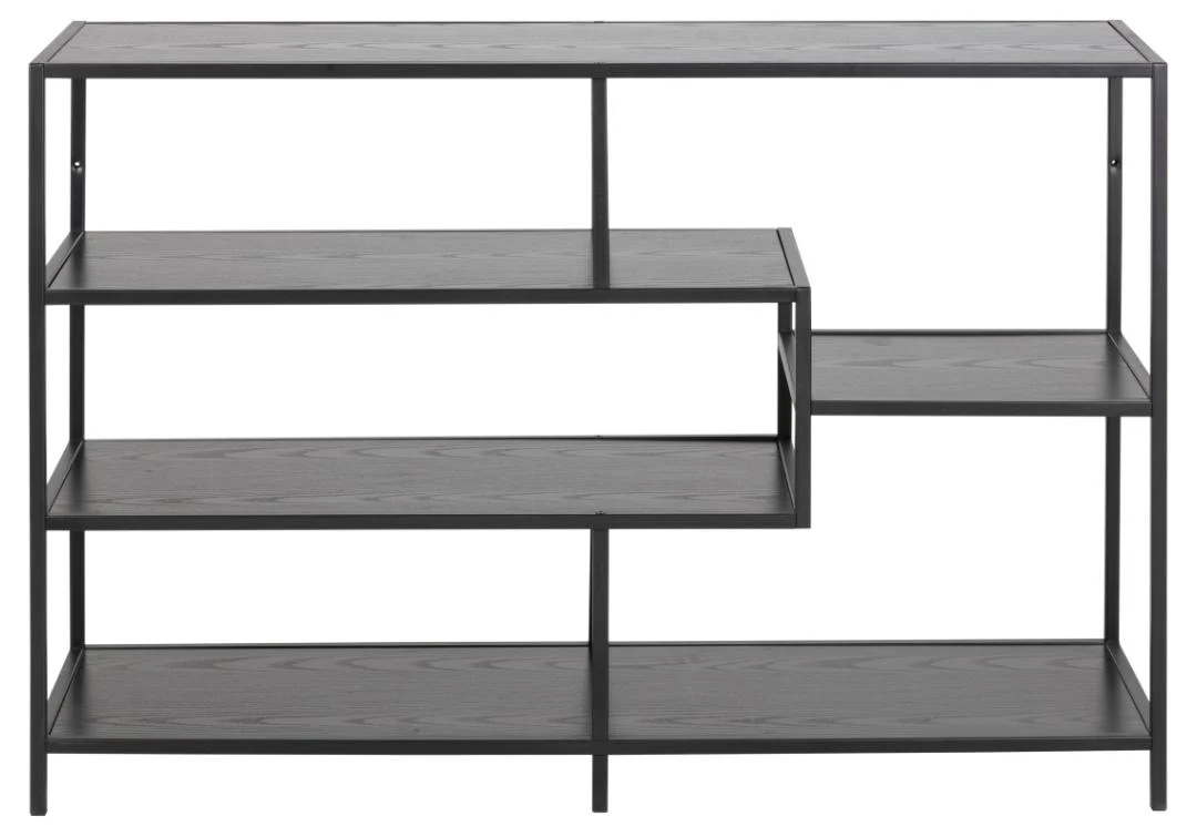 De Seaford boekenkast is een moderne, zwart metalen en houten kast met een open achterkant. Hij heeft vier asymmetrisch geplaatste rechthoekige planken en een minimalistisch frame voor een eigentijdse look.