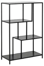 De Seaford boekenkast heeft een zwart metalen frame en drie verspringende houten planken op verschillende hoogtes, en biedt een open, minimalistisch ontwerp met een moderne geometrische stijl.