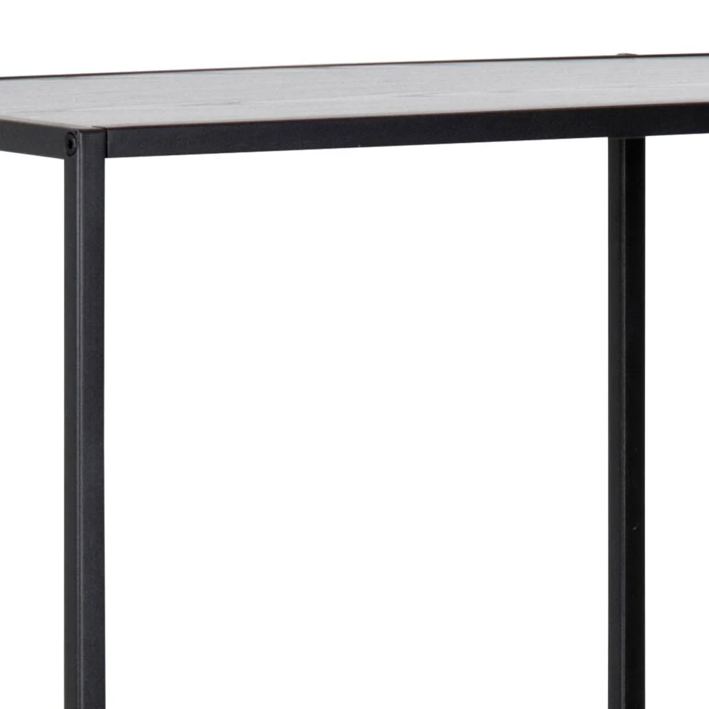 Een close-up van de Seaford boekenkast met een minimalistisch ontwerp met een dun zwart metalen frame en lichte planken, gefotografeerd tegen een effen witte achtergrond.