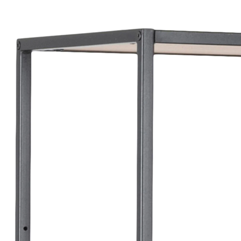 Een close-up van de bovenste hoek van de zwarte metalen frameconstructie van de Seaford boekenkast tegen een effen witte achtergrond.