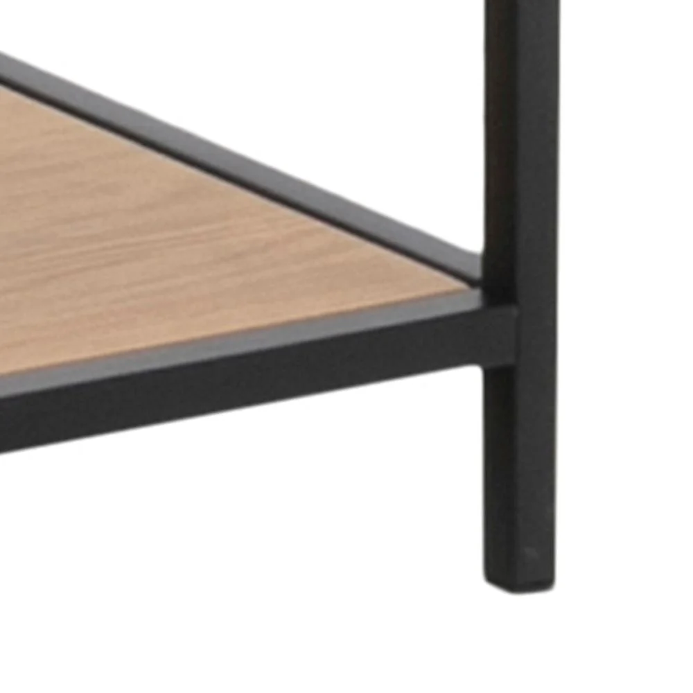 Close-up van de hoek van de Seaford boekenkast, met het zwart metalen frame en de houten plank. Het zijaanzicht benadrukt het ontmoetingspunt van het frame en het plankpaneel.