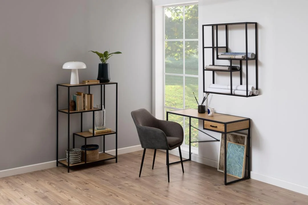 Industriële bureau eikenlook met zwart metalen frame en lade. Boekenkast en wandrek in dezelfde stijl.