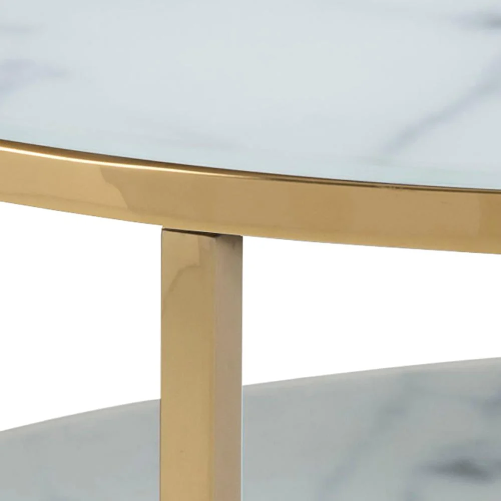 Close-up van de Salontafel Goud, Wit 80 CM Rond Kunststof, een ronde tafel met een wit marmeren blad, goudkleurige metalen rand en poot, plus een lager marmeren blad.
