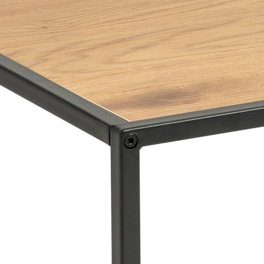 Close-up van de Salontafel Zwart 60 x 60 CM Vierkant, met een licht kunststof compact blad in houtlook en een zwart metalen frame, dat de strakke lijnen en het moderne, minimalistische ontwerp benadrukt.