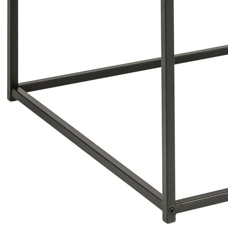 Close-up van de Salontafel Zwart 60 x 60 CM Vierkant, met het zwarte metaalachtige frame in kunststof compact, met rechte lijnen en scherpe rechte hoeken op de hoeken waar poten en steunen op elkaar aansluiten.