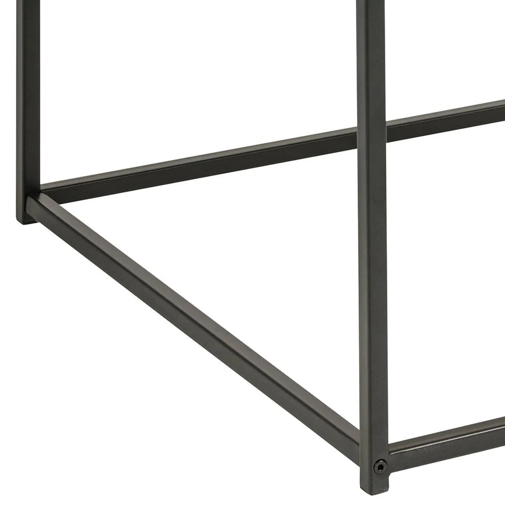 Close-up van de Salontafel Zwart 60 x 60 CM Vierkant, met het zwarte metaalachtige frame in kunststof compact, met rechte lijnen en scherpe rechte hoeken op de hoeken waar poten en steunen op elkaar aansluiten.