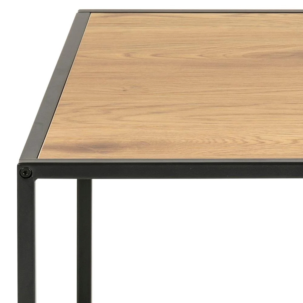 Een close-up van de hoek van Salontafel Zwart 60 x 60 CM Vierkant, met een licht kunststof compact oppervlak in houtlook en een zwart metalen frame en poten.