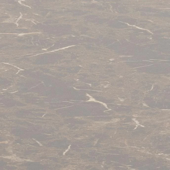 Een close-up van de Eettafel Nieuwe Sfeer 110 CM Rond MDF toont een bruin marmeren oppervlak met witte en lichtbeige aderen, met een ingewikkeld natuurlijk patroon en een ronde stalen voet.